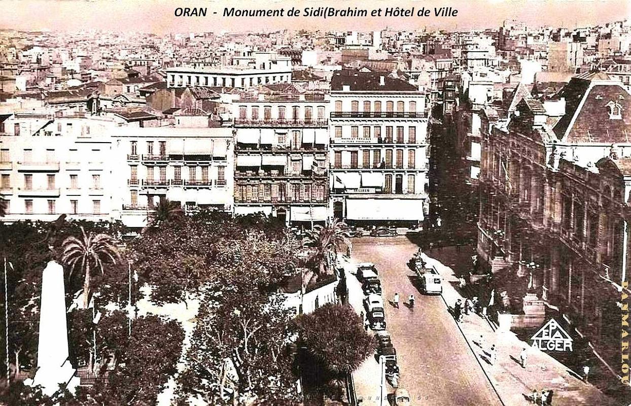 Oran - Place d'Armes - Monument et Hotel de Ville.JPG